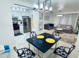 Amazing Home Near Toronto Airport with 2 Parking