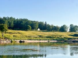 Aurora Borealis Island Cottage retreat with a secret beach & Private Boat, hotel in Forstranda