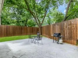 2bd 1bth place in Arlington Centrally located in DFW and conveniently located near Cowboy's Stadium