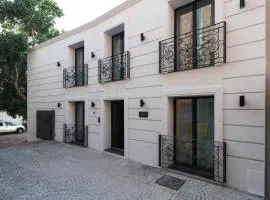 NEW - Spacious & Luxurious - Fully Renovated & Equipped 2BR Suite - Historical Centre