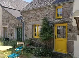 La Maison de Poupée Gîte cosy Monts d'Arrée Bretagne
