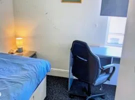 City Vacations Kettering ' Short & Long stays ' Shared bathroom & Shared Kitchen Single room for 1 Adult