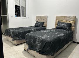 شقة مفروشة قرب قاعة الحفلآت آحلام, hotel in Ksar el Kebir