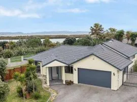 Stunning Sea View Home Very near to AKL Airport
