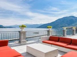 Villa fronte lago con rimessa per barche sul lago