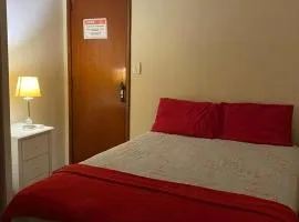 Quarto privativo a uma quadra da praia de Copacabana