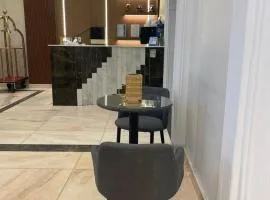 شقق المضيف الاول للشقق المخدومة