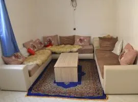 "Cozy apartment with essentials - 10-min drive to the beach and souk"