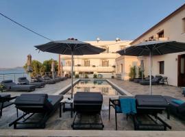 La vie luxury suites, kh&aacute;ch sạn c&oacute; hồ bơi ở Megalochori