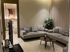 شقة حديثة و موقع مميز, hotel in Dhahraan