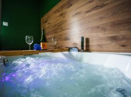 Suite Romantique et Spa Privé - Balnéo, Billard, Vidéoprojecteur - Bretagne Sud, spa hotel in Plouay