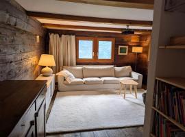 Cosy Wooden Home in the Swiss Alps，Cavagnago的小屋