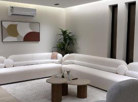 شقة فاخرة بثلاث غرف نوم وصالة, pet-friendly hotel in Al Khobar