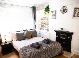 Brighton & Hove 4 bedrooms house with free parking in garage, Hotel in Brighton & Hove