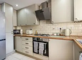 Wheatcroft Sleeps 7 Long Stays Parking and Wi-Fi