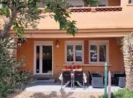 Frisch renovierte klimatisierte Ferienwohnung - nur 100 m vom Strand entfernt