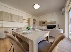 Contemporary Apartment Steps away from Spinola Bay