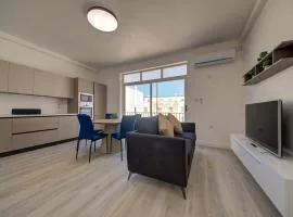 Luxurious Apartment steps from Spinola Bay