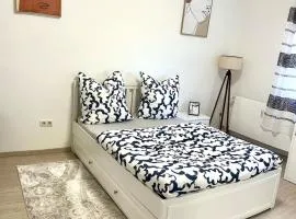 Schönes Zimmer in einer 3er WG-Wohnung geeignet für einen Mann