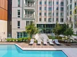 Spacious 2 Bedroom 2 Bathroom Condo with Balcony Pool Gym and Parking in Cambridge, hotel di Cambridge