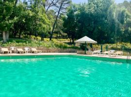 Apartamentos Rurales el Chaparral, hotel in Arroyo Frio