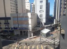 castanheiras perto de tudo,com cadeiras e guarda sol