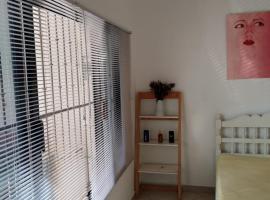 Rec&aacute;mara amueblada en casa, hotel with parking in Comalcalco