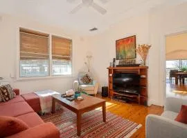 Spacious Creative Haven Near Cafes, Craft Breweries, Parks, Live Music & Art