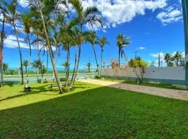 Pé na areia de frente ao mar