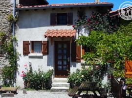 Gîte charmant avec WIFI et terrasse, à 15 min de Saint-Étienne - FR-1-496-41, hotel i Saint-Chamond