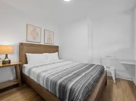 Bloomfield Pittsburgh A Modern and Cozy Private Bedroom, Shared Bathroom, with Free Parking