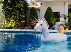 Luxury Oasis in Las Colinas- Elegant 3-Bedroom Villa, vila v destinaci Managua