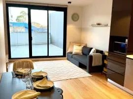 Modern 2 Bed 2 Bath Apartment with Parking opposite Westfield Doncaster