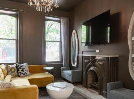 Red Brick Row by StayLage, hotel i Saint Louis