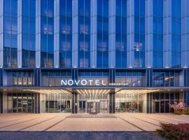 Novotel Shanghai Baoshan Jiusi, hotel Novotel en Shanghái