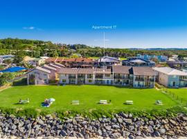 Absolute Beachfront Apartment 1T, hotel i Lennox Head