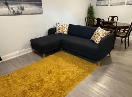 Brand new 2 bedroom basement apartment, hotel v destinaci Ajax