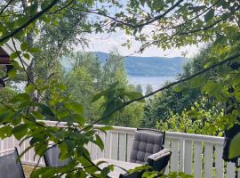 Hilltop fjord cottage โรงแรมในKrokstrand
