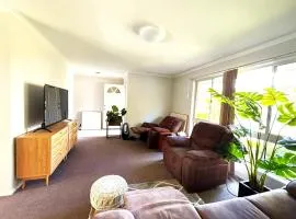 The Little Escape-Walk to Mall, Quick City Access, Golf & Sports Nearby