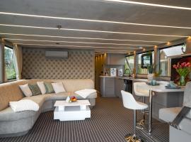 Lieblingsplatz Parey - schwimmendes Living Luxboot, hotel v destinaci Parey