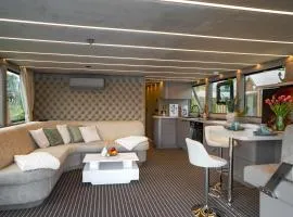 Lieblingsplatz Parey - schwimmendes Living Luxboot