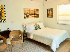 The Havana Nights Guesthouse - Private Stay with Free Parking in the Heart of Miami