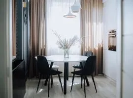 Modern 1BR Lift Balcony Workspace