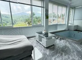 Teras Luhur Villa dengan Jacuzzi