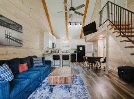 Relaxing Cabin Retreat with private beach swimming area, cabin in Hot Springs