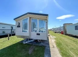 Homely 8 Berth Caravan Near To The Beach In Walton-On-The-Naze Ref 17157P