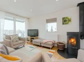 Sorrel House - stunning lakeside family home with very comfortable beds and dog friendly, free spa access