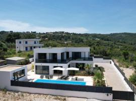 Sunset Villa Aves with Pool, Gym and Sauna, hotel em Rogač