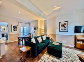 Stunning House With Private Backyard, hotel en Sidcup