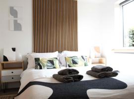 Dorset Stylish Apartment، فندق في بول